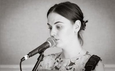 Mae Bradbury - Singing Guitarist