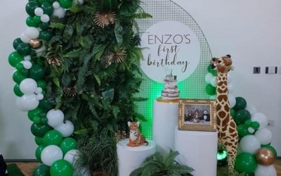UNGLE PACKAGE Handmade from ultra realistic-looking foliage, This unique backdrop is perfect to add to any occasion. The plinths make a lovely addition to this package and can be used to make various displays, tailored to your event. The tiger statue adds a great finish to the jungle theme