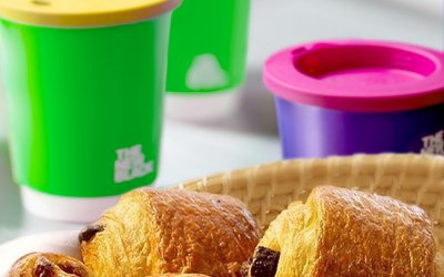 Pastries, muffins & cakes, snack bars and fruit baskets are also available.