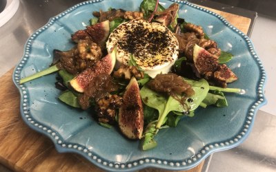 Caramelised fig & goat cheese salad