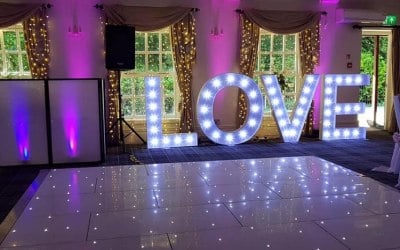 Photobooths, candy carts, dancefloors, love letters, ferrero rocher hearts