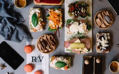 Breakfasts, lunches, dinners, canapés, desserts, and drinks: we do it all, in style!