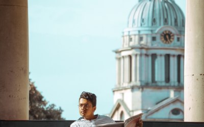 Caught by paparazzi while reading the newspaper,  client wanted some unique photos for his feed and we came up with this brilliant idea with the cathedral behind (London)