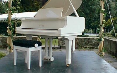 Yamaha white C3 on location