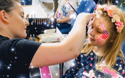 Lindsey face painting a mermaid, check out the reaction in the back! 