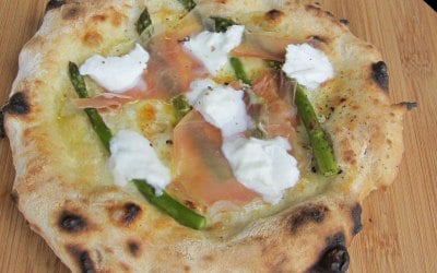 Garlic oil and fior di latte base with Parma ham, asparagus and buffalo mozzerella 