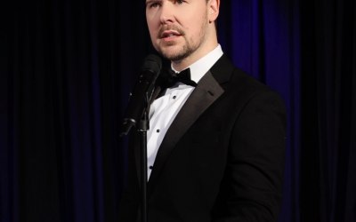 buble-stare-hand.jpg buble-stare-hand.jpg