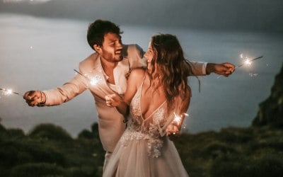 santorini-couple-sparklers-sunset.jpg