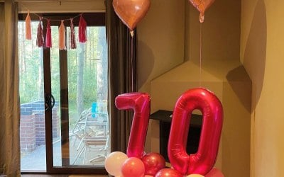 2x Number Ballon Stand with 2 helium foil heart add ons 