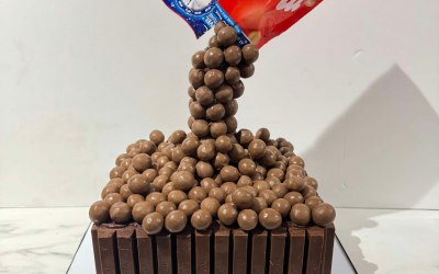 maltesers-pour-cake.jpg