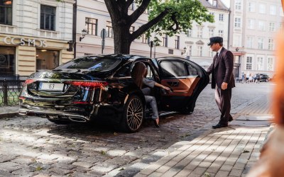 limousine-transfer-chauffeur-1.jpeg