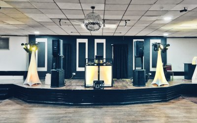 My standard setup with two light stands. Perfect for parties up to 300 people.