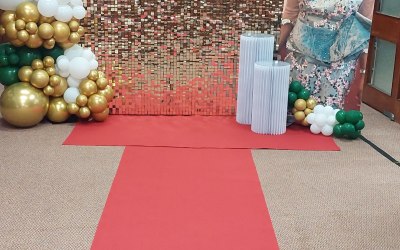 Shimmer wall backdrop with balloons 