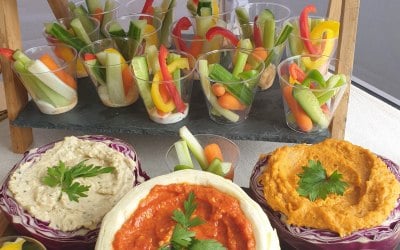 Delicious dips with veggie sticks