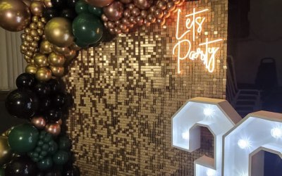 Hire of our glitter gold sequin wall with an organic balloon garland and a ‘let’s party’ neon sign. Customer hired LED numbers from Popp Decor.