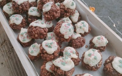 Our Christmas Pudding Rice Krispie Cakes — festive, fun, and just the right amount of chocolatey ✨