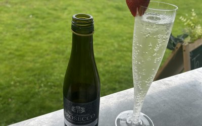 Fresh strawberries with your Prosecco 