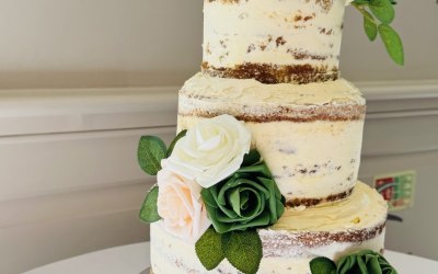 Semi-naked wedding cake 