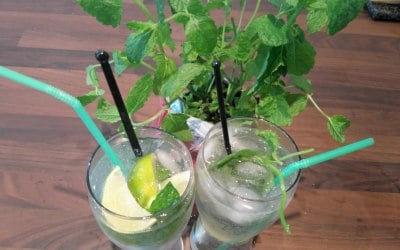 Its all in the order of service, ice, rum, sugar, fresh mint muddled, apple juice to sweeten, lime wedges squeezed, topped up with soda