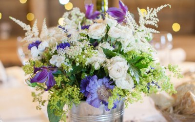 Romantic summer table centre