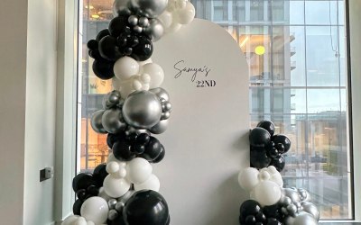 Balloon garland with a personalised backdrop