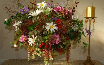 Autumn table arrangement with berries, herbs and wildflowers