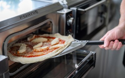 Cooking traditional Neapolitan style pizza