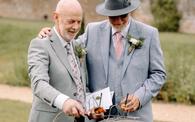 2 elderly guests playing lawn games at a wedding