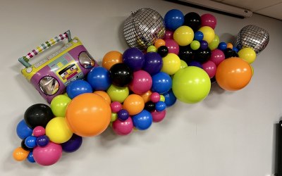 Organic balloon garland - 90s mismatch!