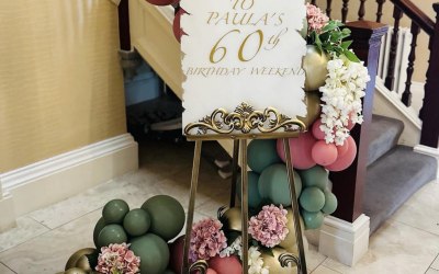 Personalised deluxe gold easel with balloon garland