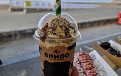 Thick & creamy ice cold milkshake. Snickers flavour!