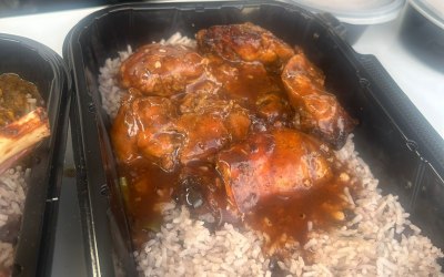Boneless jerk with rice ans peas