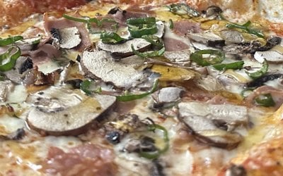 Mushroom, prosciutto ham pizza 