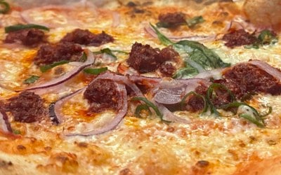 Ndjua, red onion and chilli pizza
