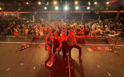 Band & Crowd Selfie!