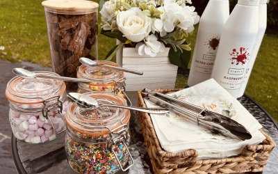 Toppings & sauce station 