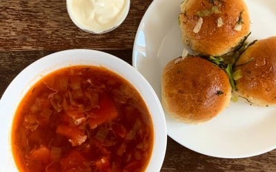 Traditional borsht with sour-cream and garlic pampusky!