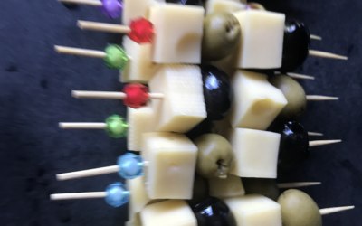 Olive and cheese skewers 