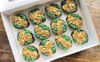 Gold glitter and green cupcakes 