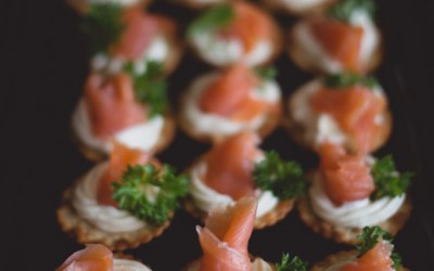 Smoked salmon with cream cheese crackers 