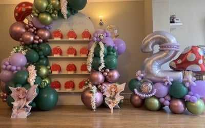 Garland with sail board and shelves with a premium balloon stack. 