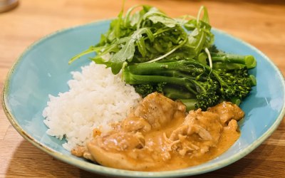 Chicken thighs in peanut sauce , steamed broccoli, rocket and basmati 