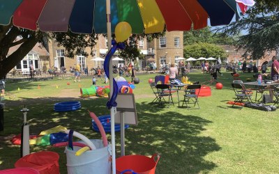 Balloon Modelling at Odney Manor, Berkshire