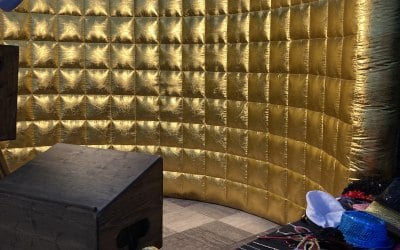 Inflatable Gold curved wall