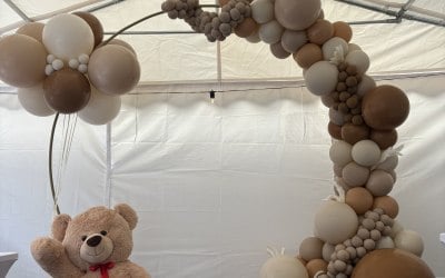 A neutral teddy bear themed moongate for Pam’s baby shower