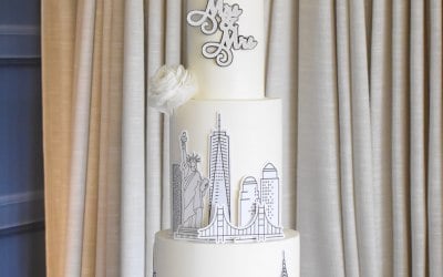 NYC Wedding Cake ️ Clean lines, iconic skyline, and a love story told through cake. This modern design captures the spirit of New York City — bold, elegant, unforgettable.  Perfect for couples bringing a touch of NYC to their big day. ✨