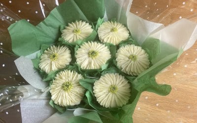 Daisy cupcake bouquet