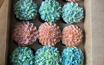 flower cupcakes in box