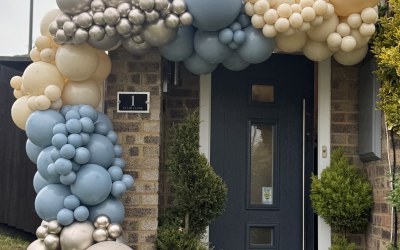 Front door balloon garland 