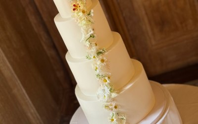 White edible flowers cake